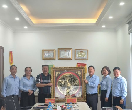 Đoàn công tác Trường Đại học Công nghiệp Việt Trì thăm và làm việc tại Công ty cổ phần Khí công nghiệp Ninh Bình
